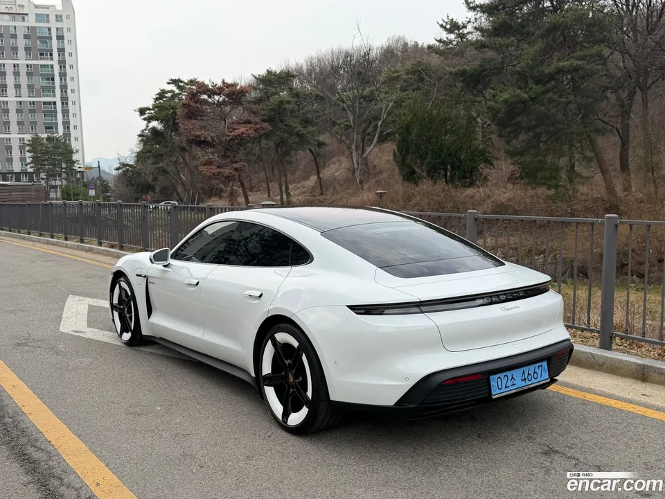Porsche Taycan 2024 — миниатюра 2