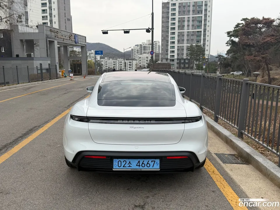 Porsche Taycan 2024 — миниатюра 4