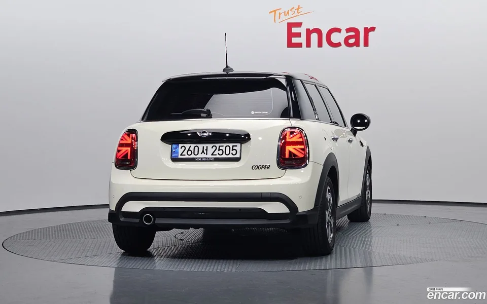 MINI Cooper 5 2022 — миниатюра 4