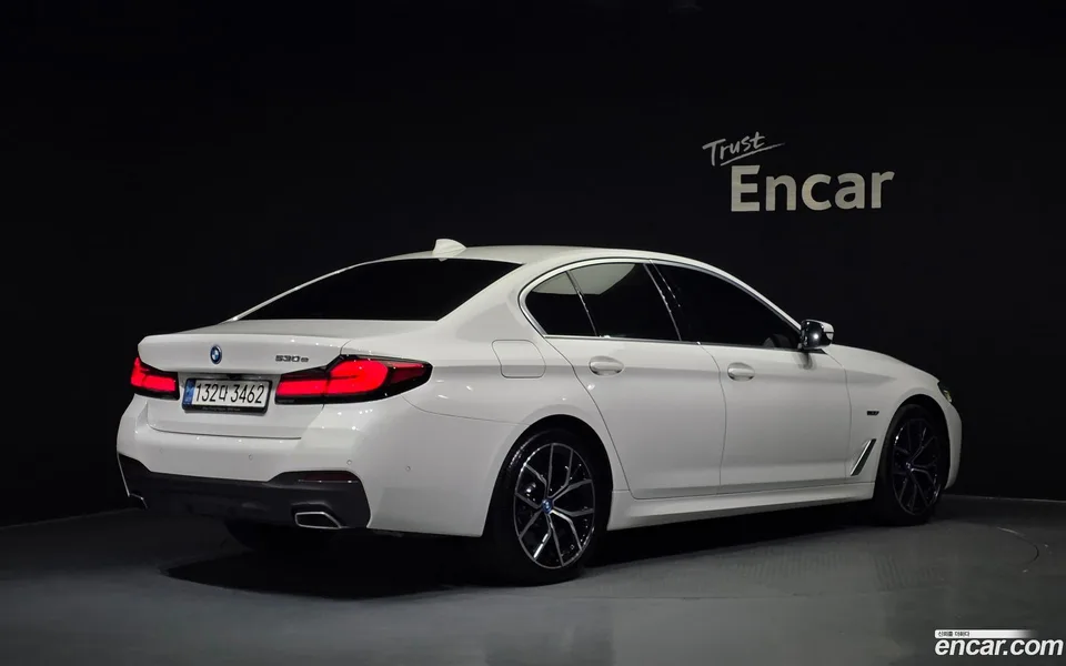 BMW 5 Series 530e M 2022 — миниатюра 2