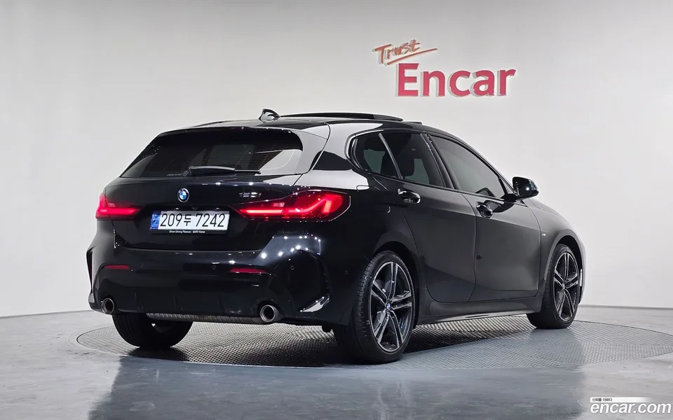 BMW 1 Series 120i M 2023 — миниатюра 2