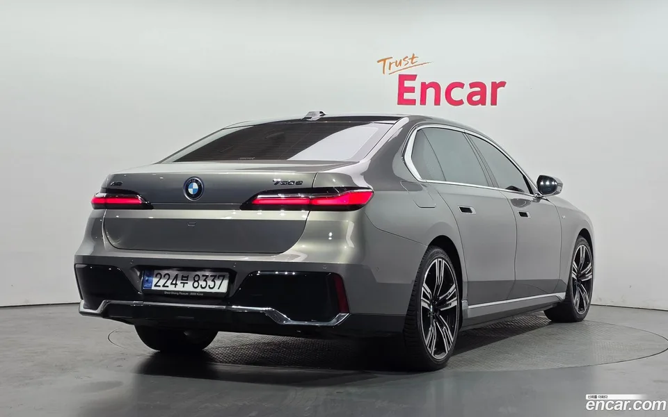 BMW 7 Series 750e xDrive M 2023 — миниатюра 2