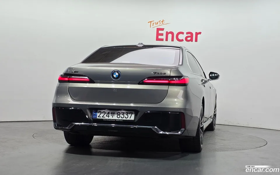 BMW 7 Series 750e xDrive M 2023 — миниатюра 4