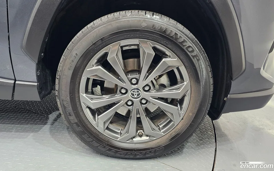 Toyota RAV4 2.5 2WD XLE 2023 — миниатюра 5