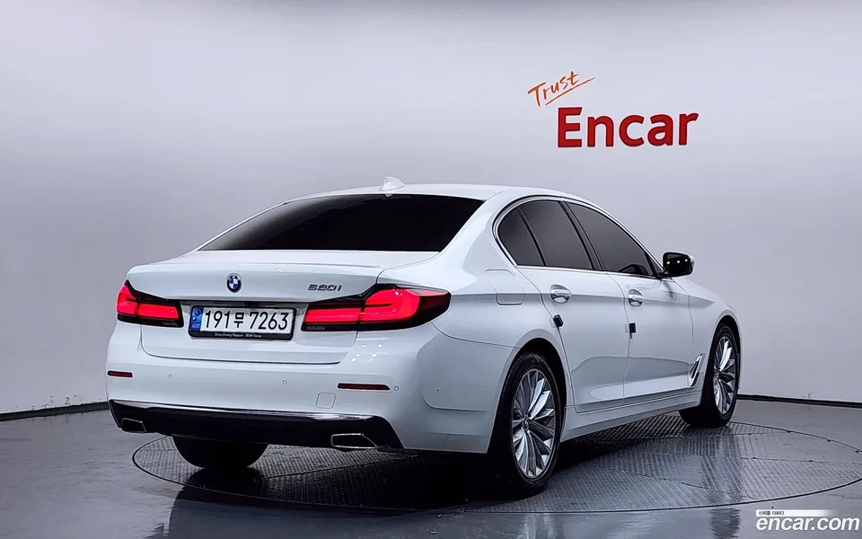 BMW 5 Series 520i 2022 — миниатюра 2
