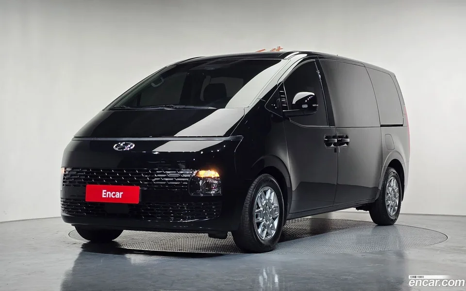 Hyundai Staria 5 2023 — фото 1, купить с доставкой в Москву