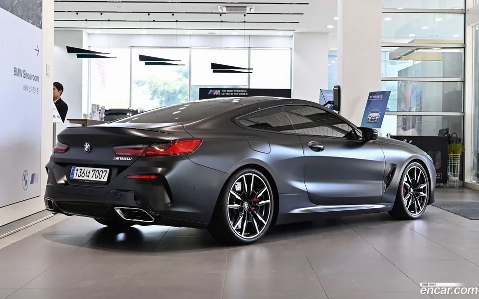BMW 8 Series M850i xDrive 2023 — миниатюра 2