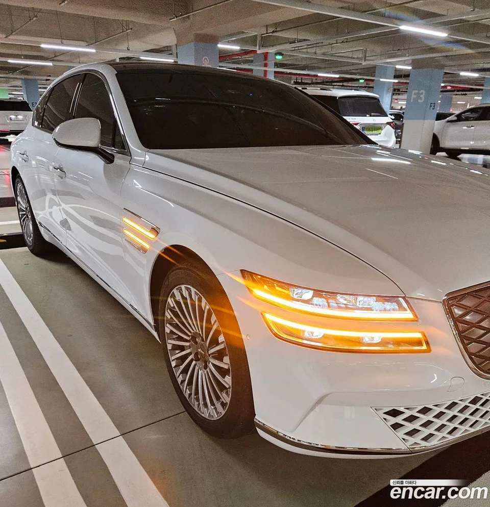Genesis Electrified G80 e-AWD 2022 — фото 1, купить с доставкой в Москву