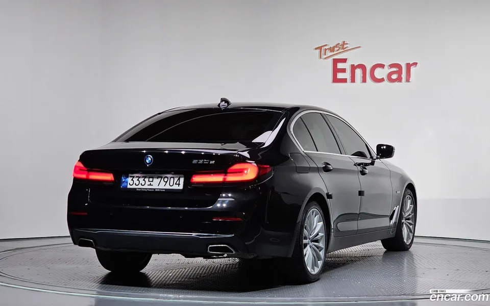 BMW 5 Series 530e 2023 — миниатюра 2