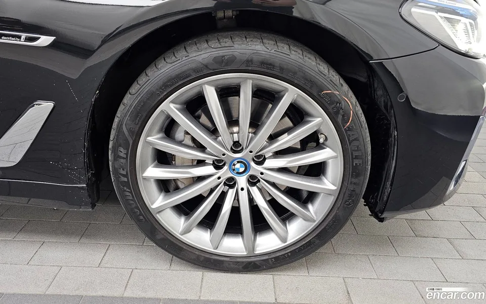 BMW 5 Series 530e 2023 — миниатюра 5