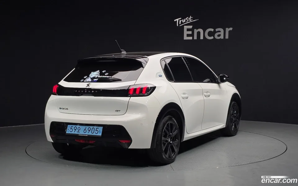 Peugeot e-208 GT 2023 — миниатюра 2
