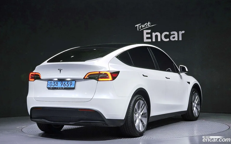 Tesla Model Y RWD 2023 — миниатюра 2