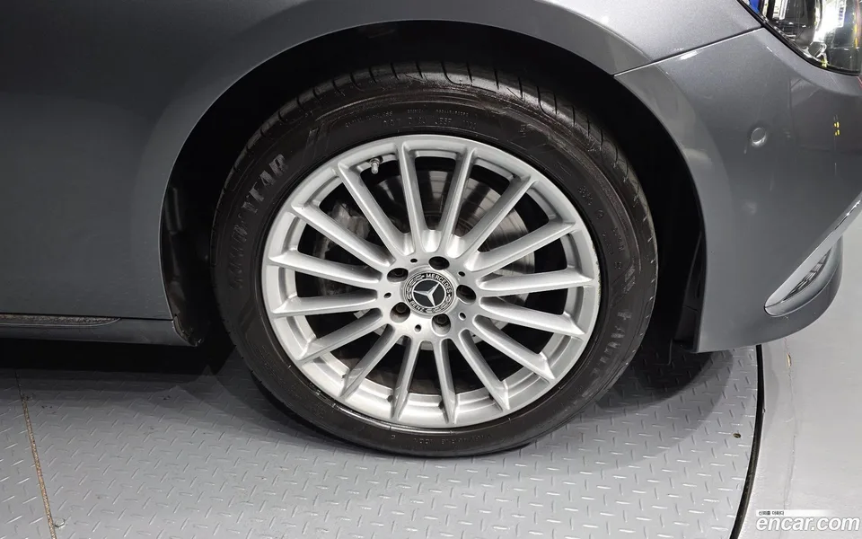 Mercedes-Benz E-Class E250 2022 — миниатюра 5