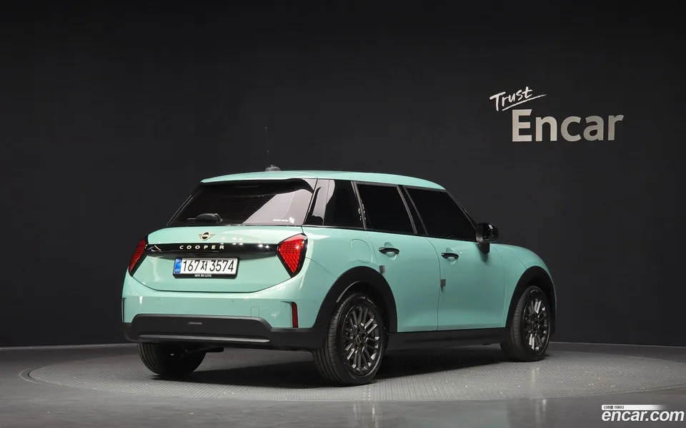 MINI Cooper C 5 2025 — миниатюра 2