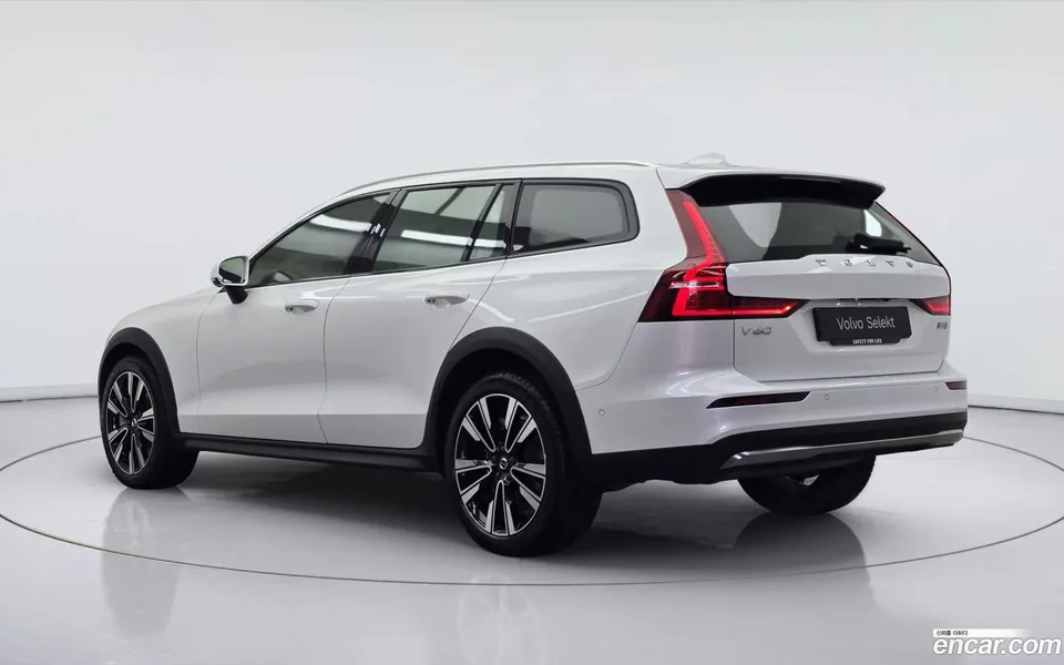 Volvo V60 Cross Country B5 AWD 2022 — миниатюра 2