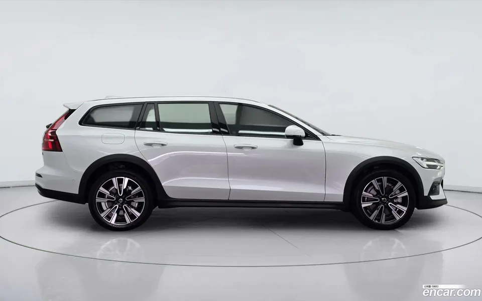 Volvo V60 Cross Country B5 AWD 2022 — миниатюра 4
