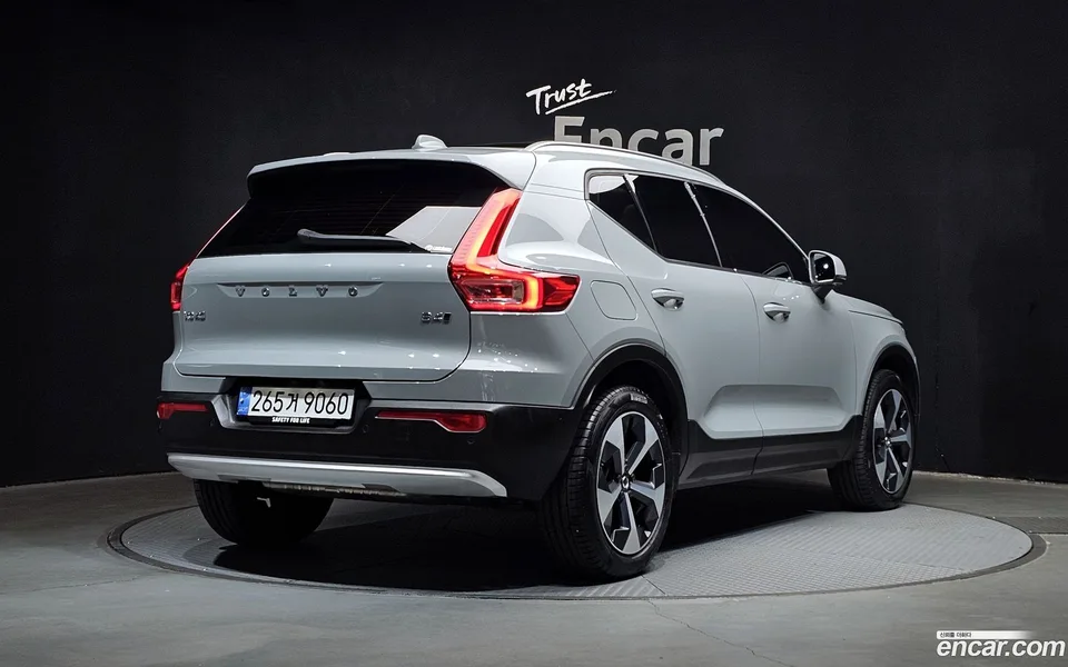 Volvo XC40 B4 2024 — миниатюра 2