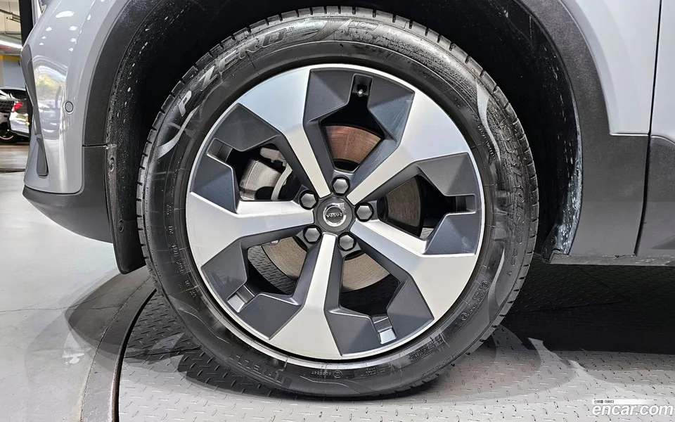 Volvo XC40 B4 2024 — миниатюра 5