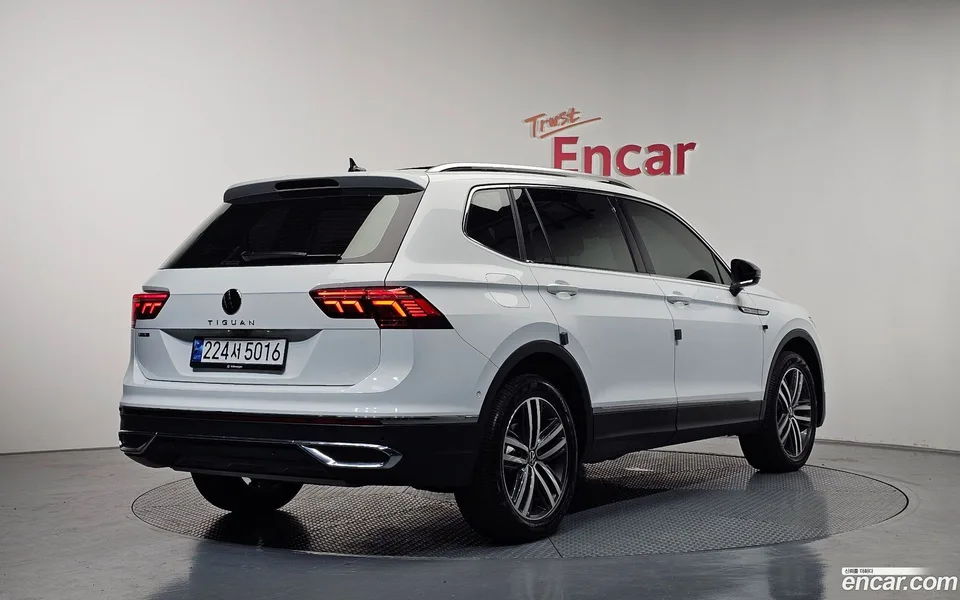 Volkswagen Tiguan Allspace 2.0 TSI 2023 — миниатюра 2