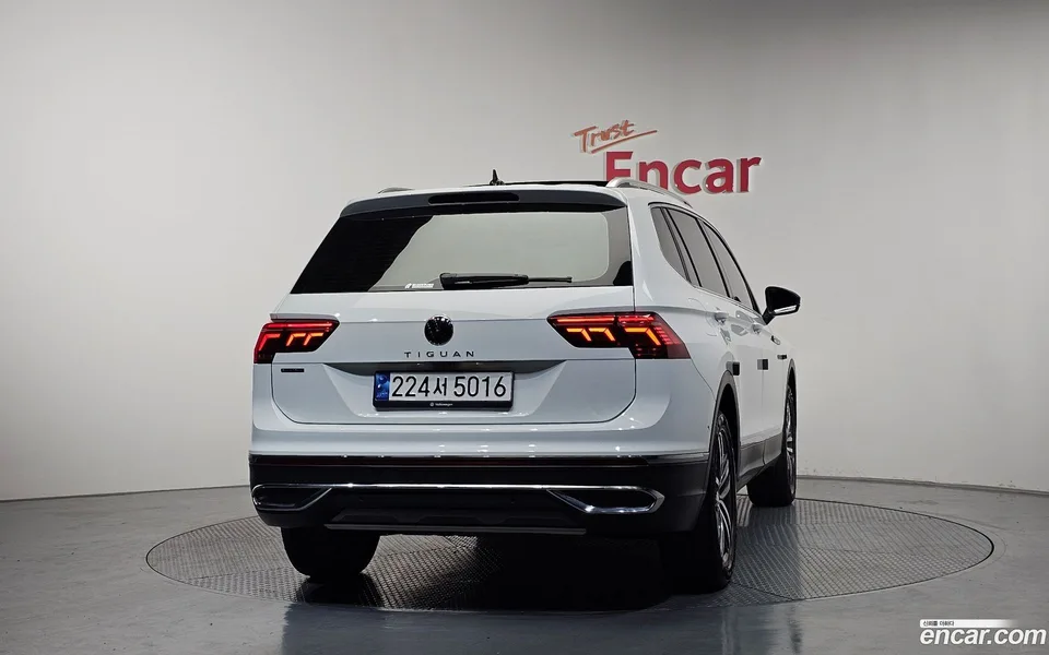Volkswagen Tiguan Allspace 2.0 TSI 2023 — миниатюра 4