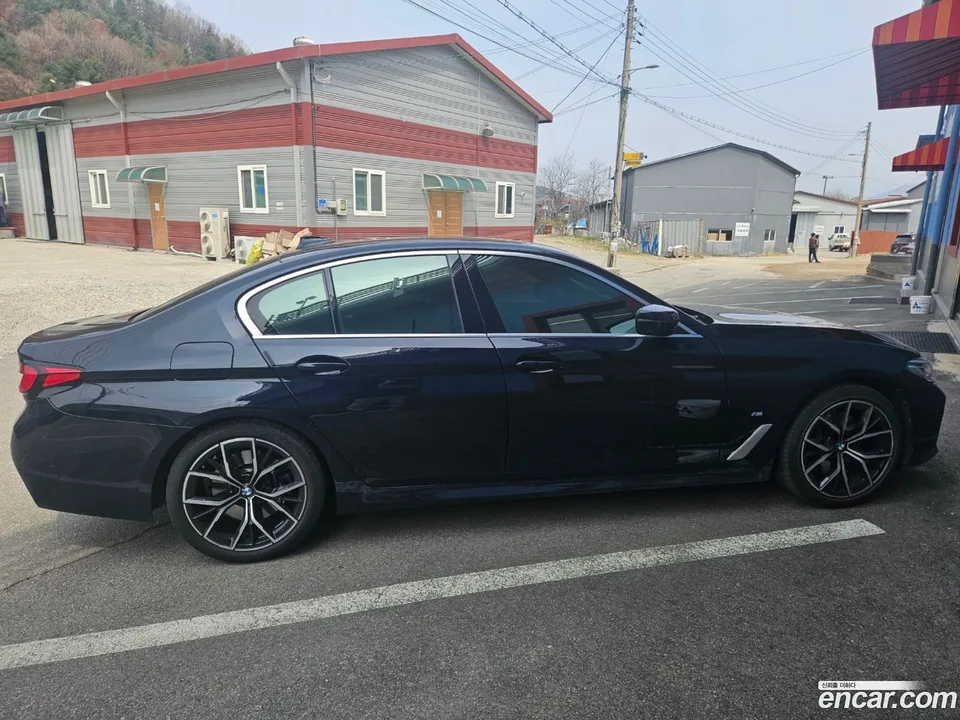 BMW 5 Series 530i xDrive M 2023 — миниатюра 2