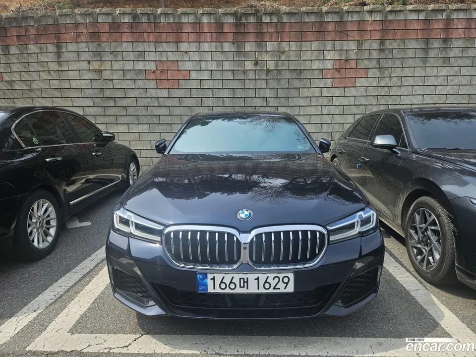 BMW 5 Series 530i xDrive M 2023 — фото 1, купить с доставкой в Москву