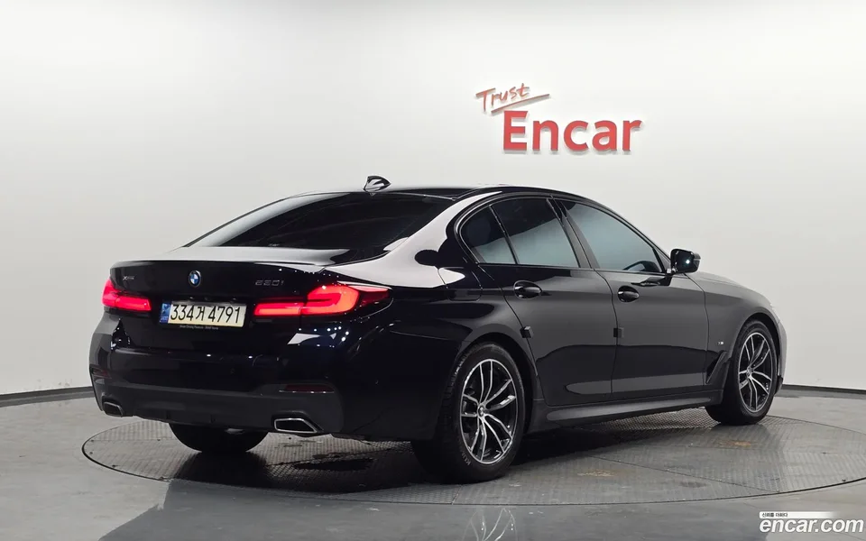 BMW 5 Series 520i M 2023 — миниатюра 2