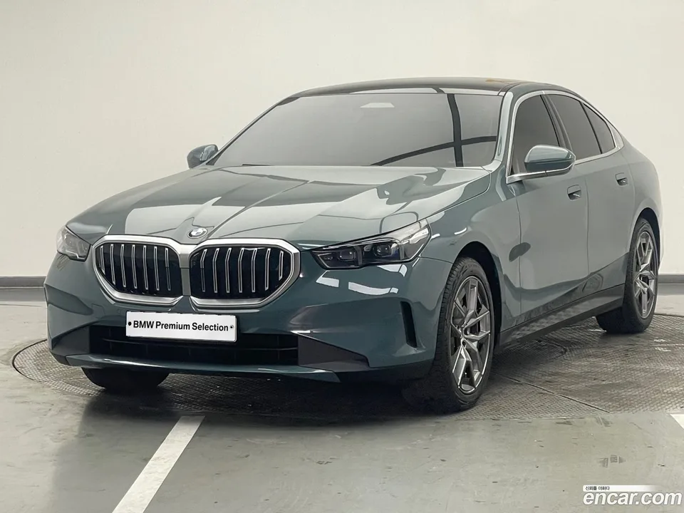 BMW 5 Series 530i xDrive 2025 — фото 1, купить с доставкой в Москву