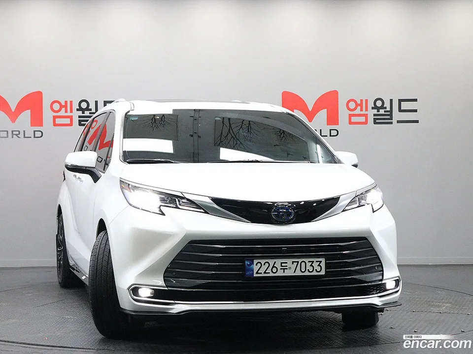 Toyota Sienna 2.5 2WD 2023 — миниатюра 2