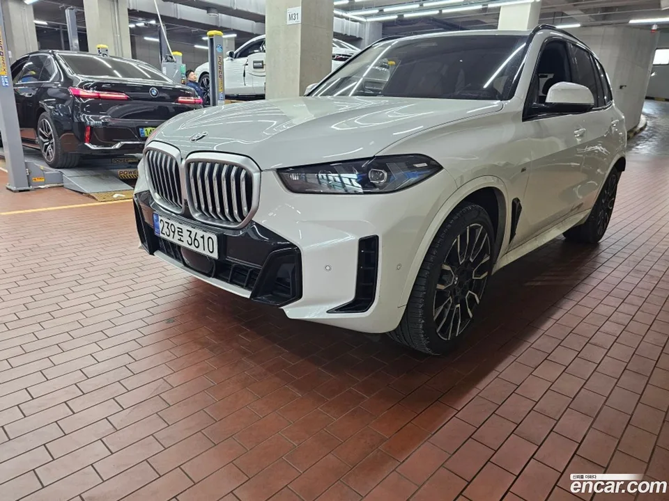 BMW X5 xDrive 40i M 2023 — фото 1, купить с доставкой в Москву