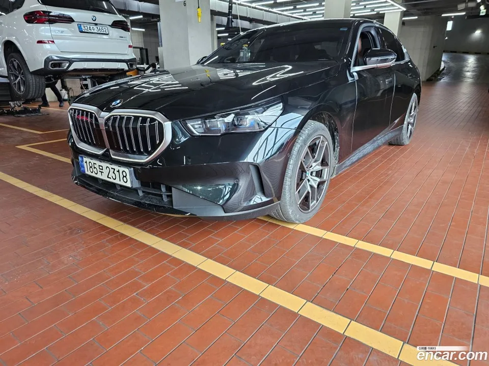 BMW 5 Series 530i xDrive 2024 — фото 1, купить с доставкой в Москву