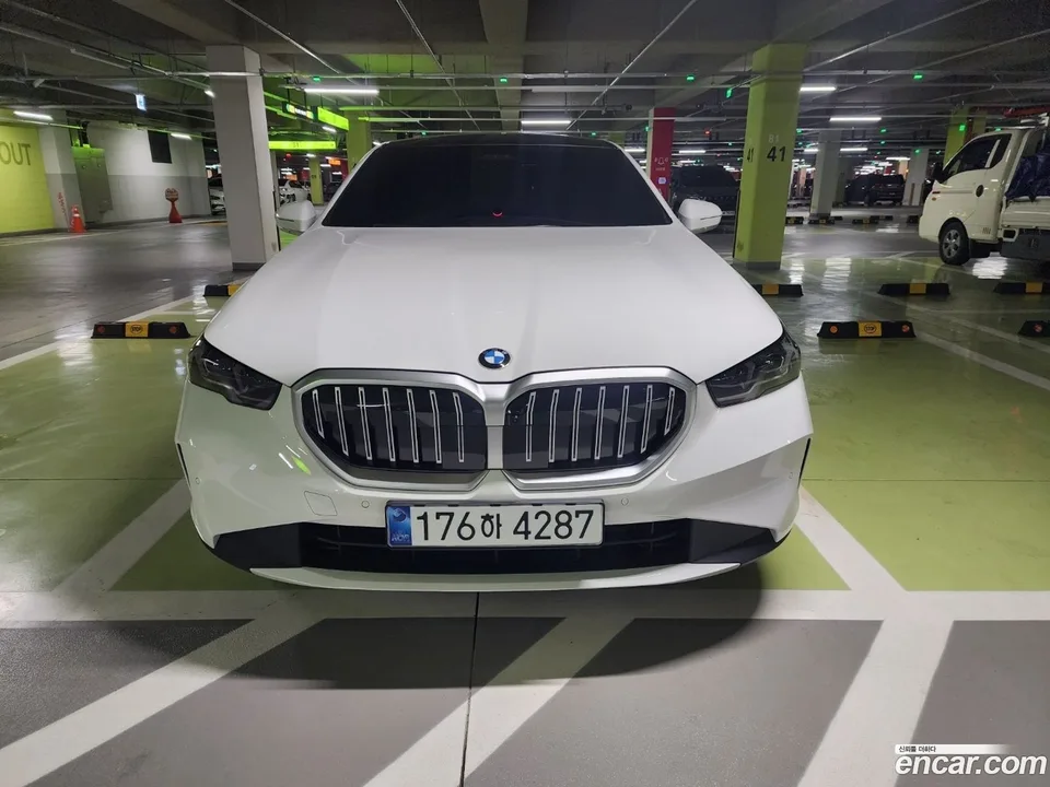 BMW 5 Series 520i 2025 — миниатюра 3