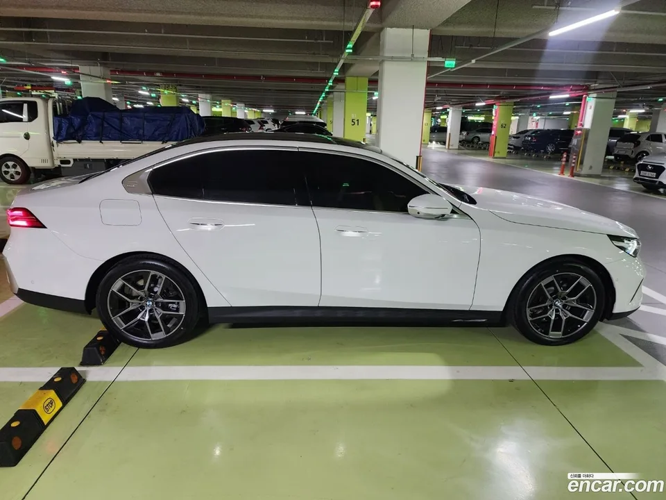 BMW 5 Series 520i 2025 — миниатюра 4