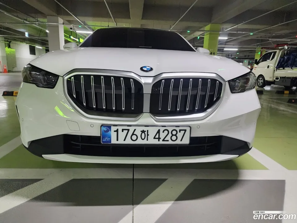 BMW 5 Series 520i 2025 — фото 1, купить с доставкой в Москву
