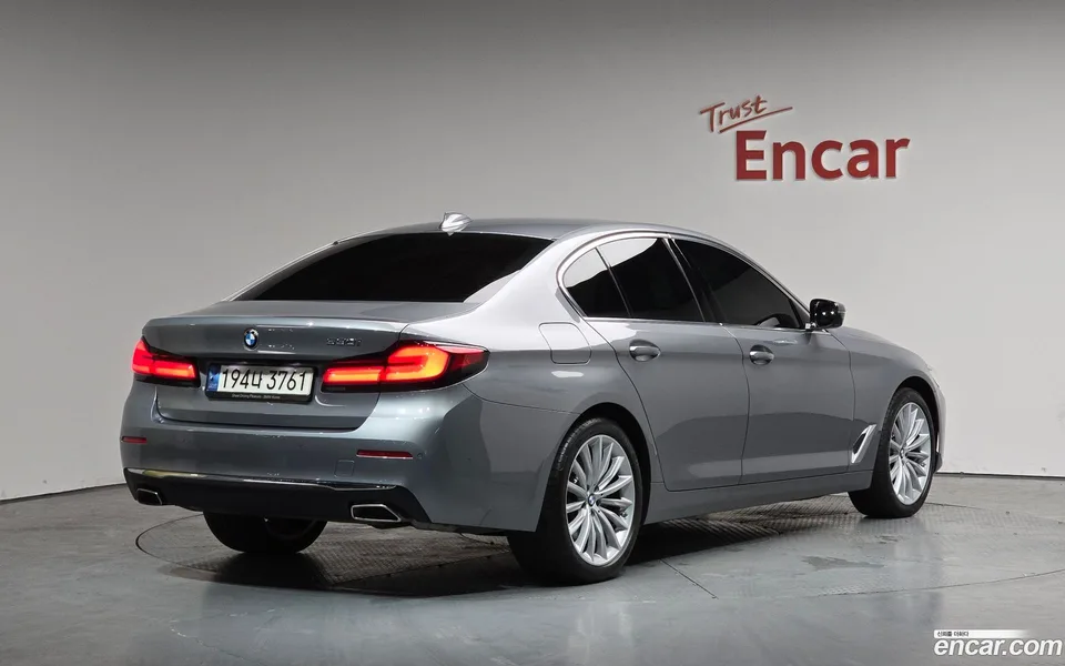 BMW 5 Series 530i 2023 — миниатюра 2