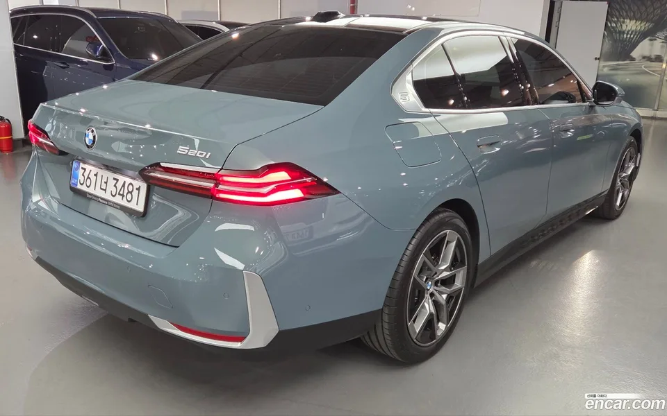 BMW 5 Series 520i 2025 — миниатюра 2