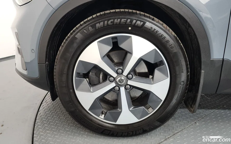 Volvo XC40 B4 2023 — миниатюра 5