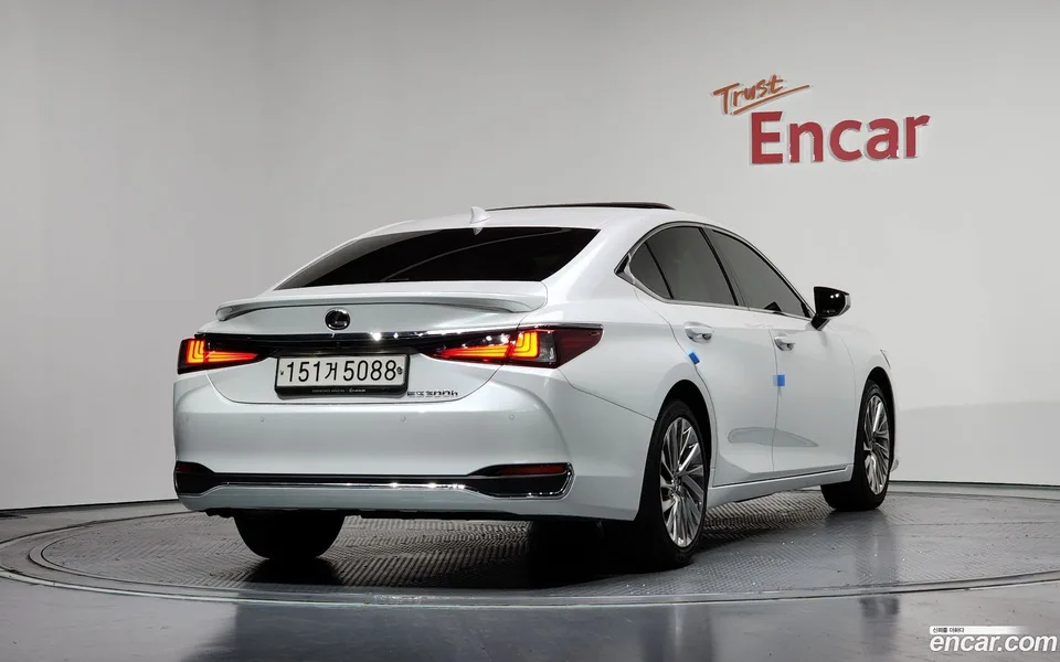 Lexus ES 300h 2023 — миниатюра 2