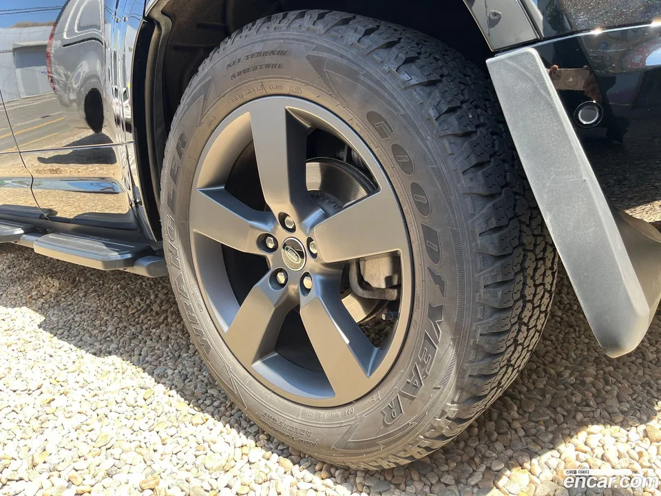 Land Rover Defender 110 P300 X- SE 2025 — миниатюра 5