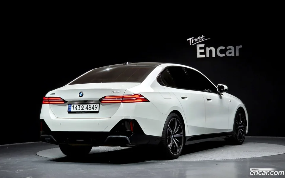 BMW 5 Series 530i xDrive M 2023 — миниатюра 2