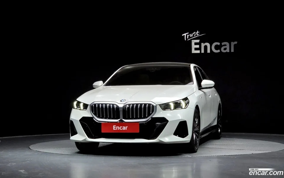 BMW 5 Series 530i xDrive M 2023 — миниатюра 3