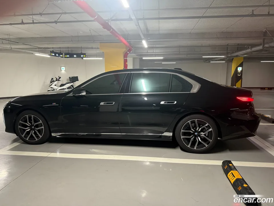 BMW 7 Series 740i xDrive M 2023 — миниатюра 2