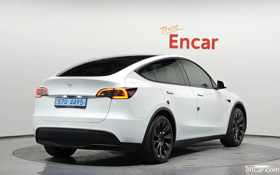 Tesla Model Y RWD 2023 — миниатюра 2