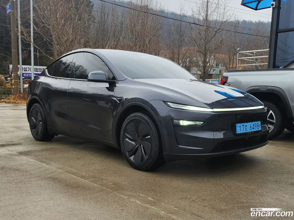 Tesla Model Y AWD 2025 — миниатюра 2