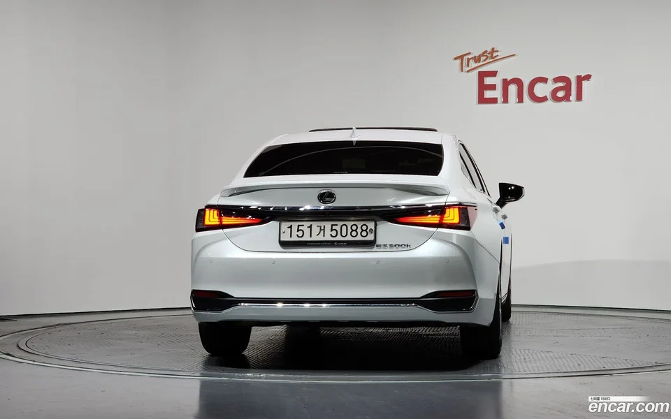 Lexus ES 300h 2023 — миниатюра 4