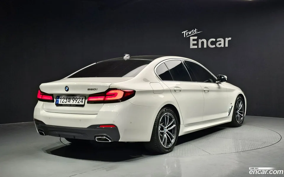 BMW 5 Series 520i M 2023 — миниатюра 2