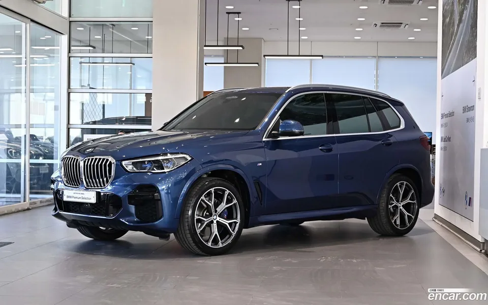 BMW X5 xDrive 30d M 2023 — фото 1, купить с доставкой в Москву