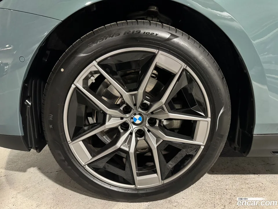 BMW 5 Series 520i 2025 — миниатюра 5