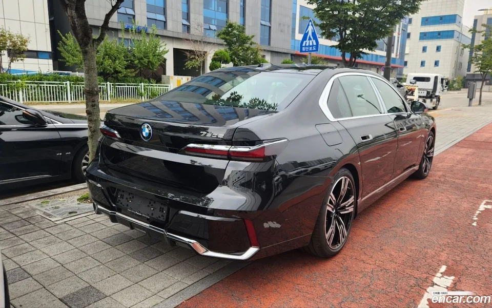 BMW 7 Series 750e xDrive M 2025 — миниатюра 2