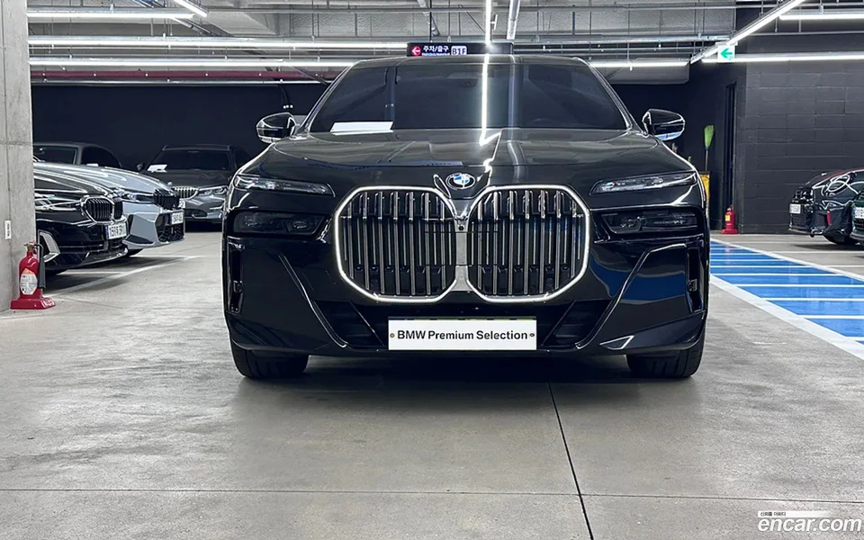 BMW 7 Series 740i xDrive M 2023 — миниатюра 3